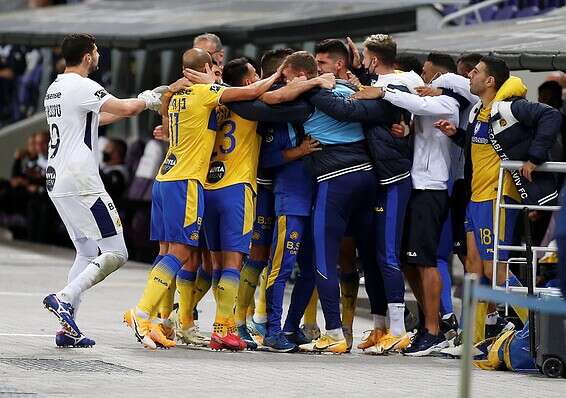 שחקני מכבי ת"א חוגגים אמש מול הפועל חיפה. משוכה קשה // צילום: אלן שיבר